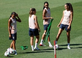 Vicky López, Claudia Pina, Salma Paralluelo y Maite Zubieta, durante el entrenamiento de España en Berna este miércoles.