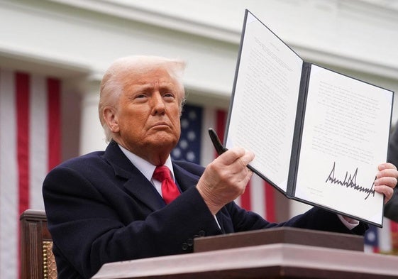 Donald Trump firma una orden ejecutiva el pasado 2 de abril en la Casa Blanca.