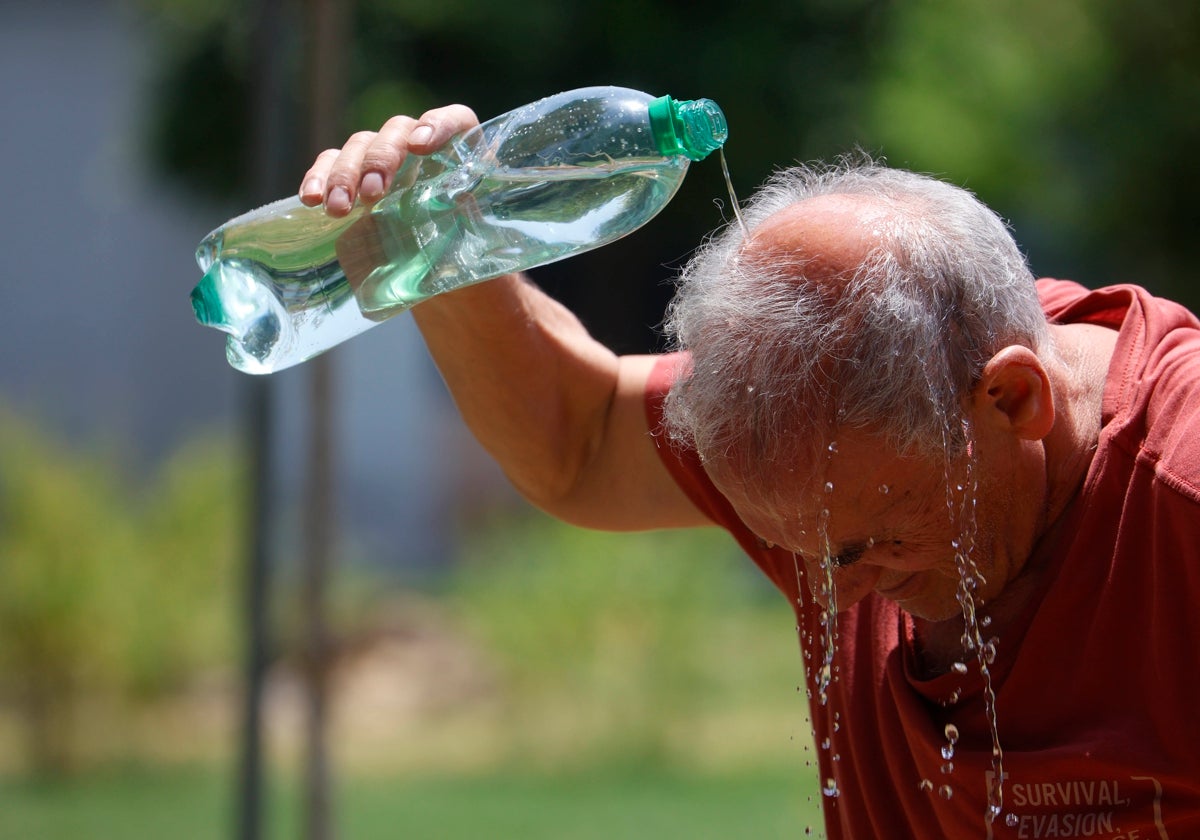 A man cools off on the street last Tuesday in Córdoba, at 43 degrees.