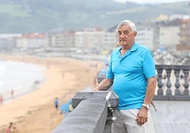 Cándido Ibar en el malecón de Zarautz, municipio guipuzcoano donde reside desde hace año y medio junto a su sobrino