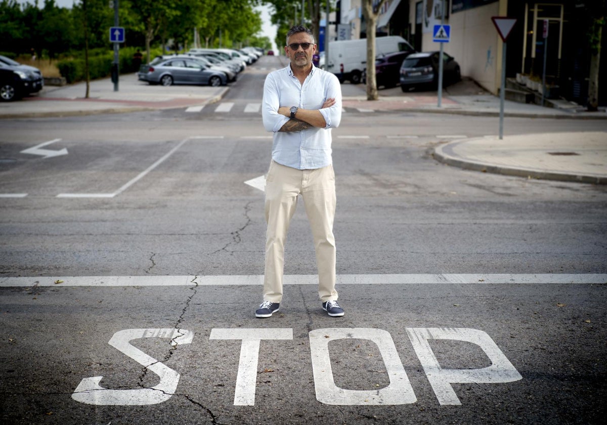 David Landazábal, vicepresidente de Stop Accidentes, en una carretera del polígono industrial de Las Rozas (Madrid), donde tiene su empresa de reformas.