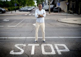 David Landazábal, vicepresidente de Stop Accidentes, en una carretera del polígono industrial de Las Rozas (Madrid), donde tiene su empresa de reformas.