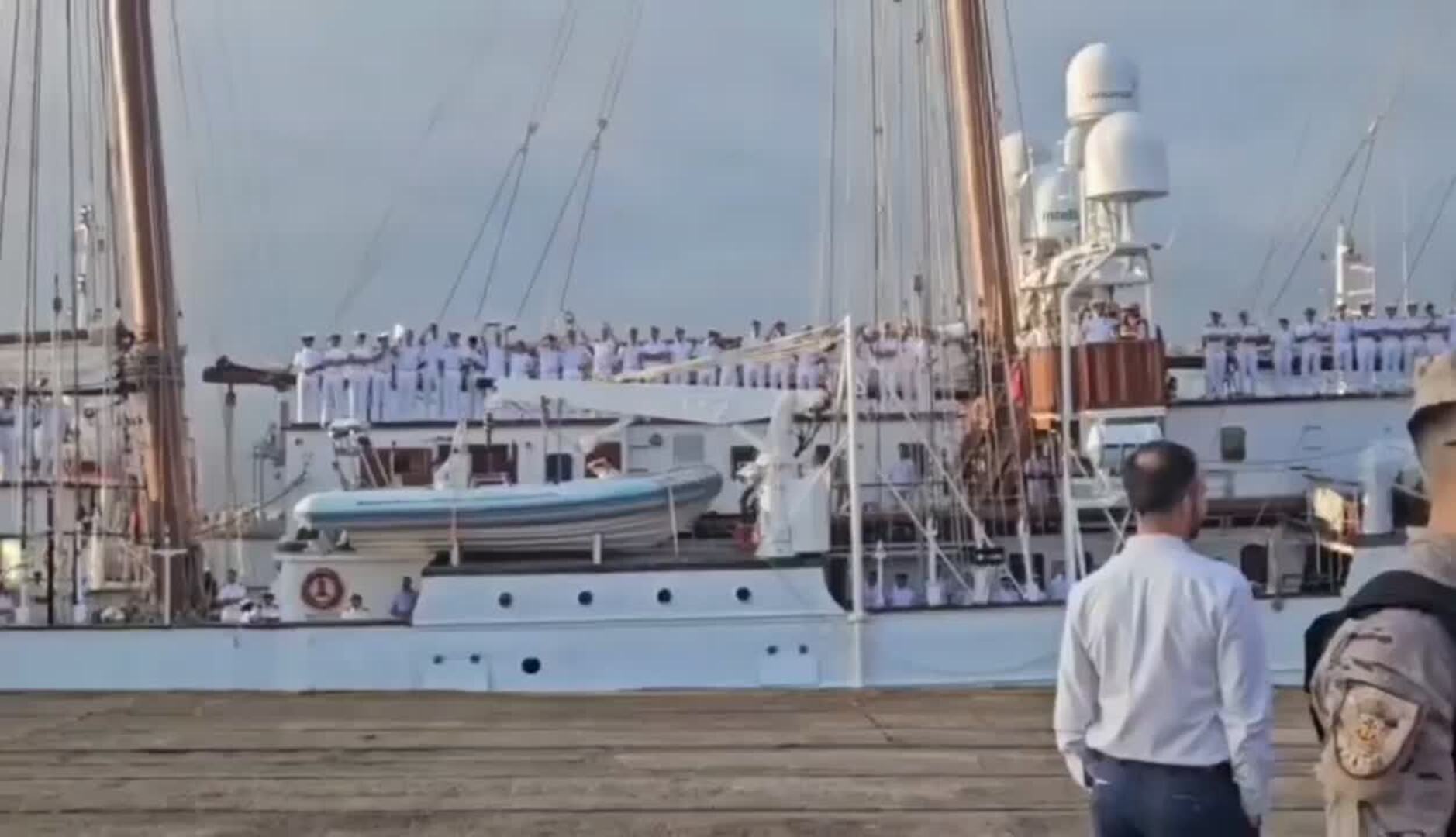 El saludo de la Princesa Leonor y sus compañeros guardiamarinas a su llegada a Gijón