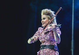 Judith Mateo, con su violín eléctrico de color rosa con el que versiona a AC/DC y pone rock a Vivaldi. R. C.