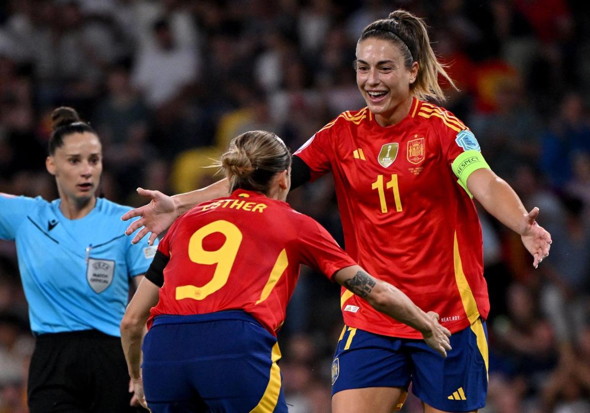 Esther celebra con Alexia el tercero de los goles de España ante Portugal.