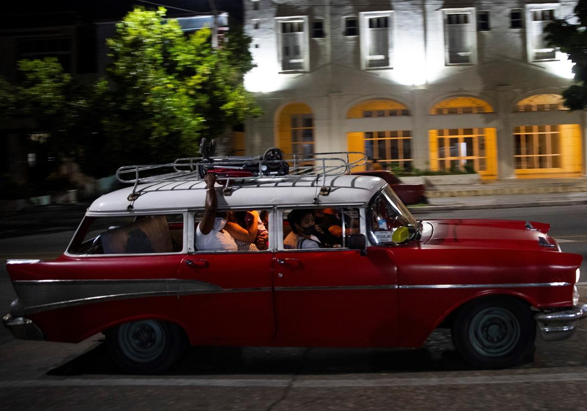 Varias personas viajan en un coche clásico en La Habana, Cuba