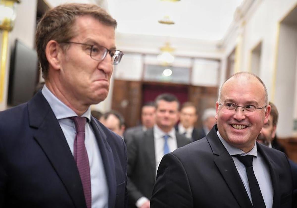 El líder del PP, Alberto Núñez Feijóo, junto al probable nuevo número dos del partido, Miguel Tellado (derecha).