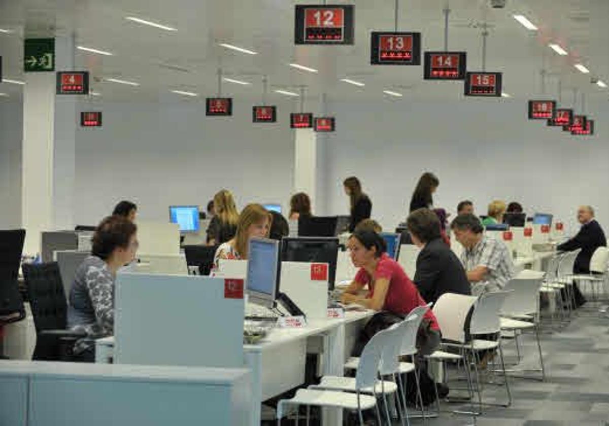 Funcionarios atendiendo a ciudadanos.
