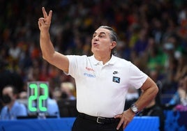Sergio Scariolo, dirigiendo un partido de la selección española.