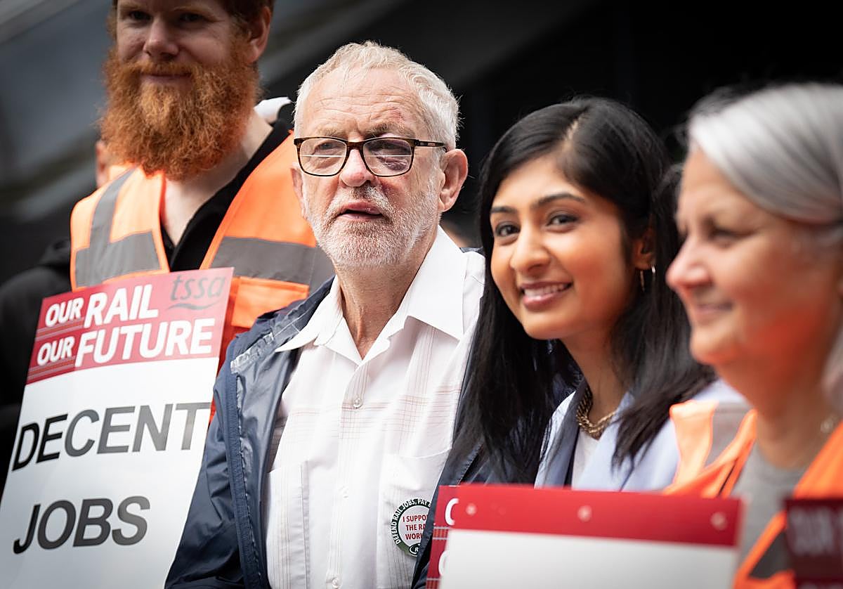Jeremy Corbyn y Zarah Sultana.