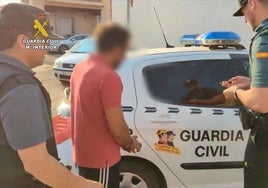 Agentes de la Guardia Civil detiene a uno de los implicados.