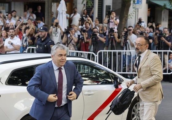 Santos Cerdán y su abogado Benet Salellas el pasado lunes antes de declarar ante el juez del Supremo e ingresar en prisión provisional sin fianza.