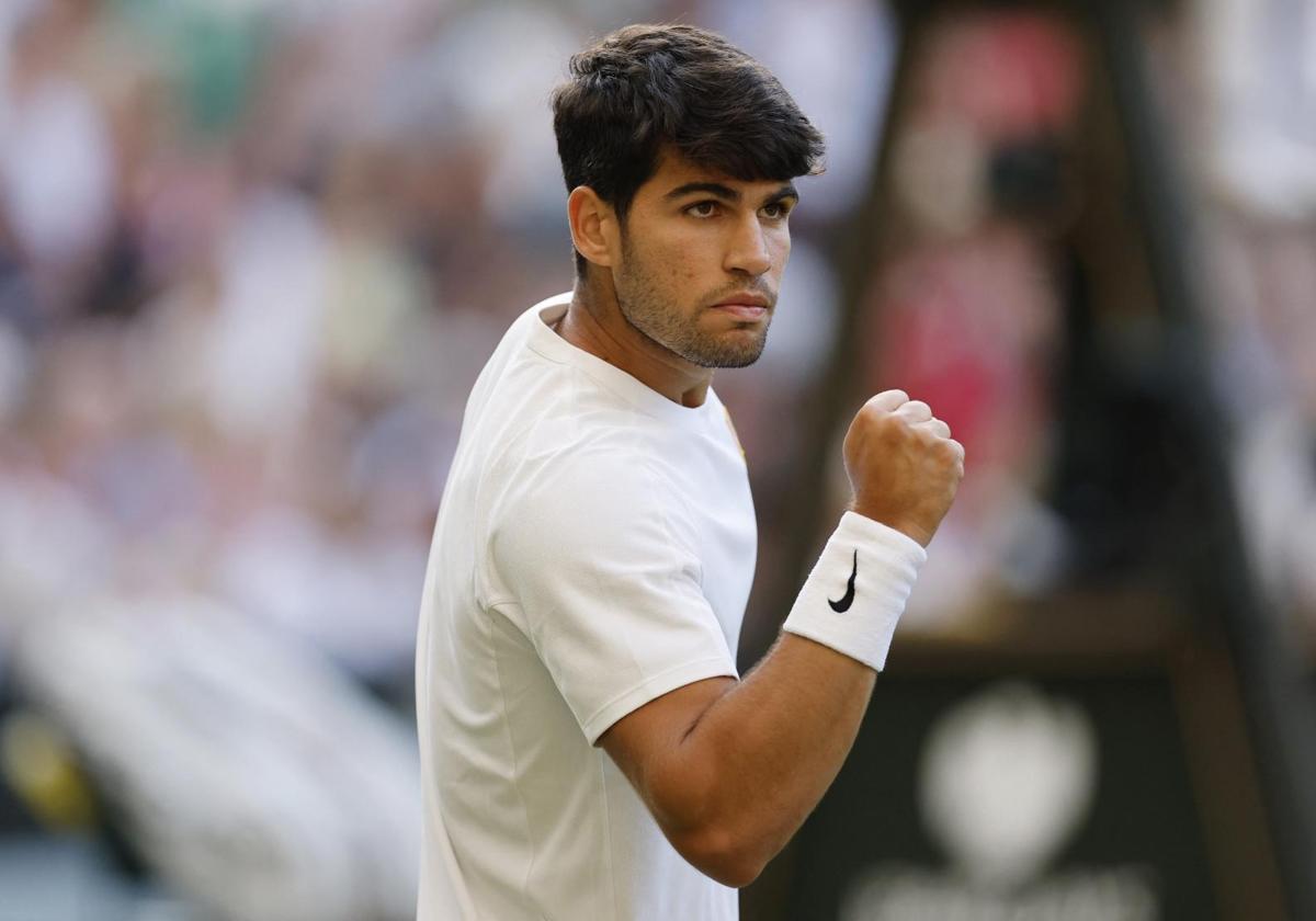 Carlos Alcaraz celebrates a point during his match against Jan-Lennard Struff.