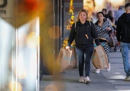 Varias personas van de compras durante el Black Friday, en Mallorca, el pasado año
