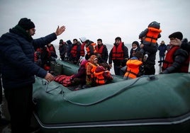 Migrantes en un bote en el Canal de la Mancha.
