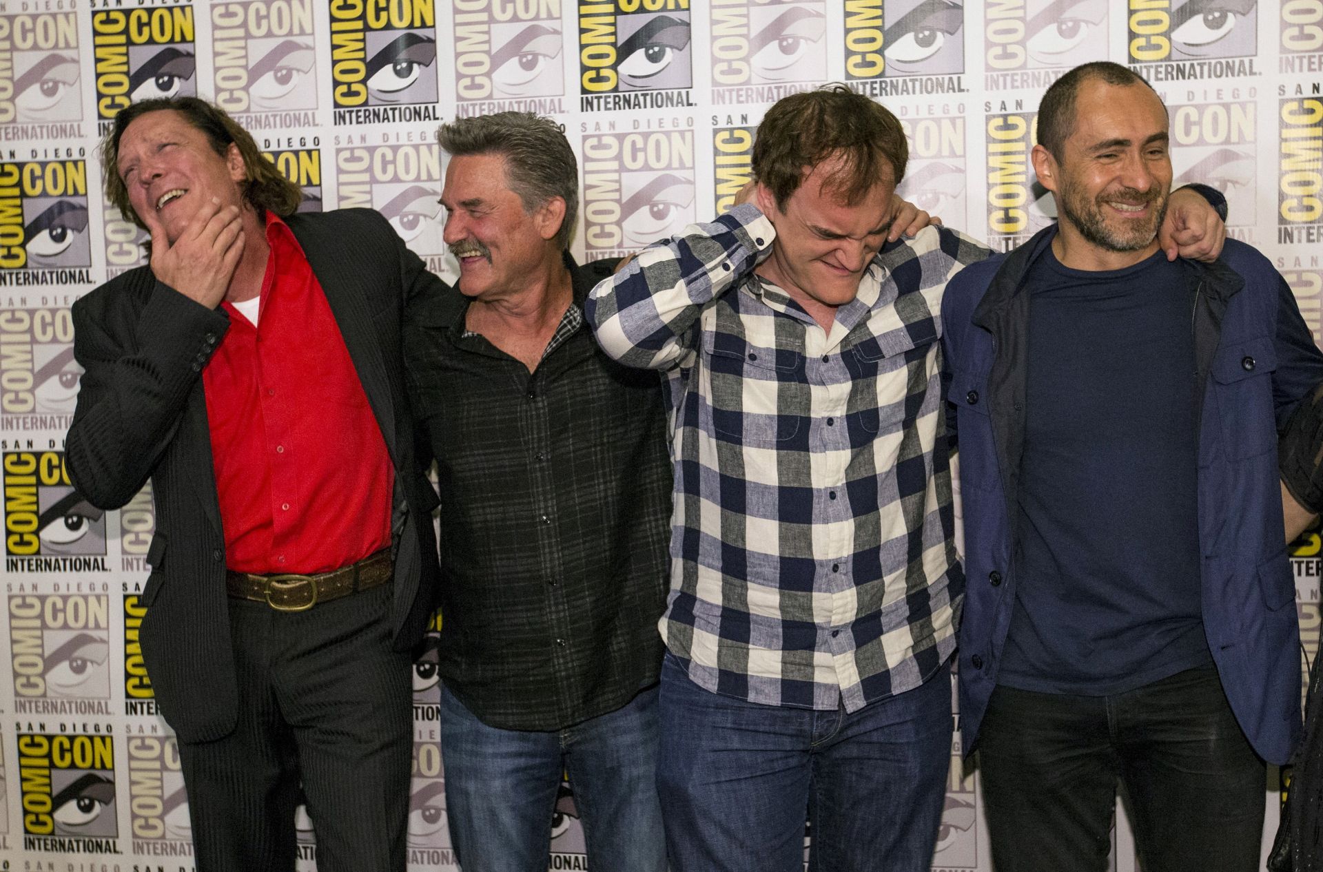 Michael Madsen (izquierda) junto al actor Kurt Russell (centro) y a su lado el director Quentin Tarantino, parte del equipo del filme 'Los odiosos ocho'.