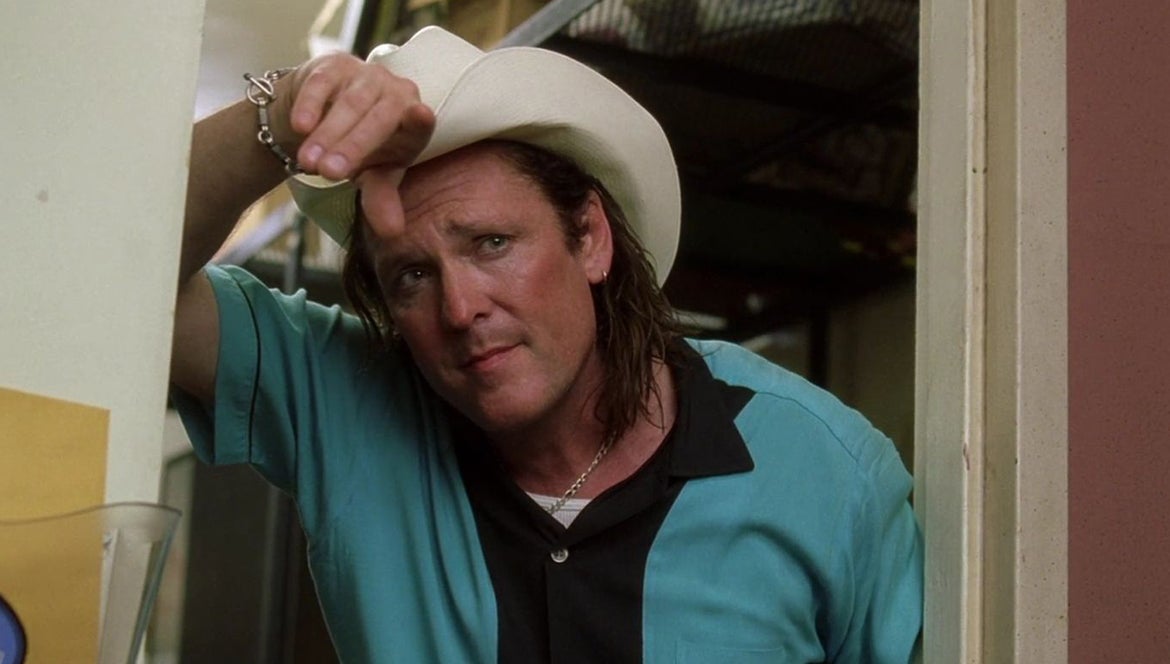 Imagen secundaria 2 - En la imagen superior, Michael Madsen en una escena de la película 'Reservoir Dogs'; debajo, en la cinta 'Sin City' junto al actor Bruce Willis y, por último, en su papel en 'Kill Bill'.