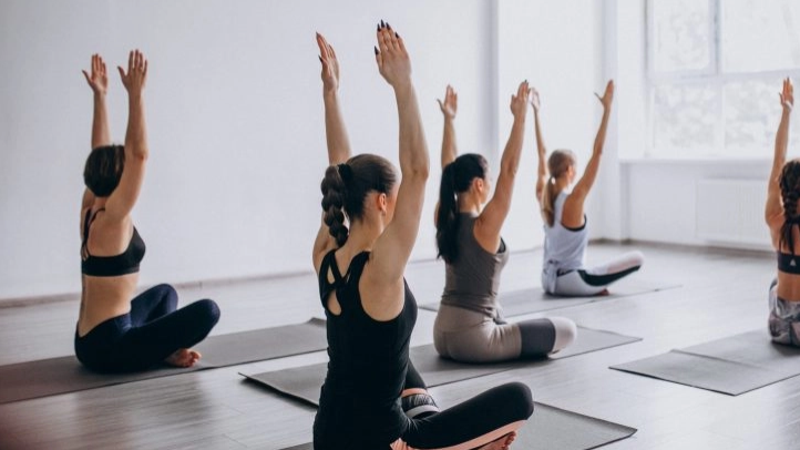Cómo elegir el tipo de yoga que mejor te funciona, según tu edad y tu estilo de vida