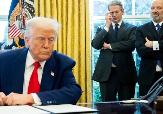 Donald Trump, en la Casa Blanca junto a Scott Bessent, secretario del Tesoro y Howard Lutnick, secretario de Comercio de EE UU.