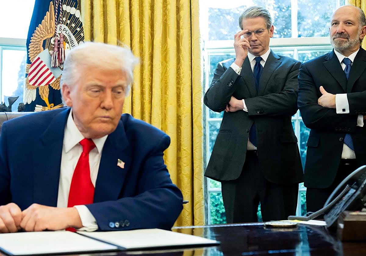 Donald Trump, en la Casa Blanca junto a Scott Bessent, secretario del Tesoro y Howard Lutnick, secretario de Comercio de EE UU.