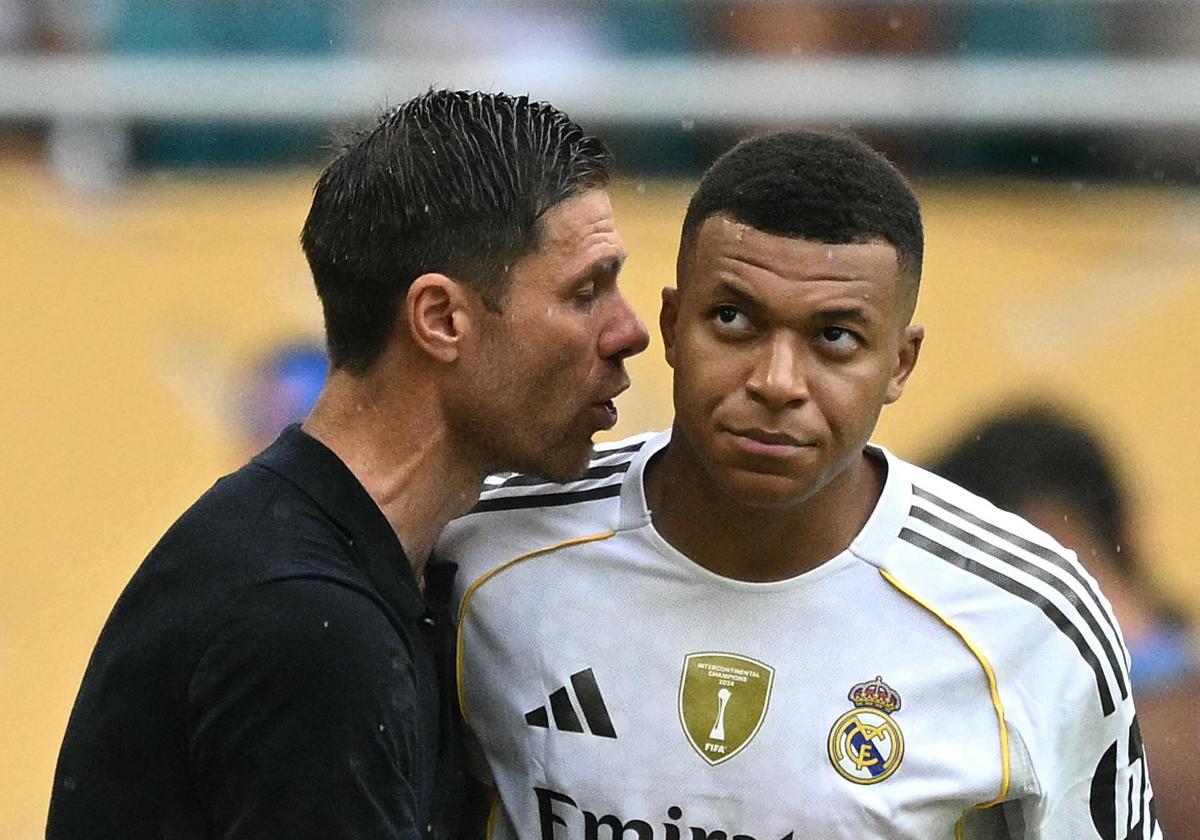 Xabi Alonso speaks with Kylian Mbappé during the round of 16 match between Real Madrid and Juventus.