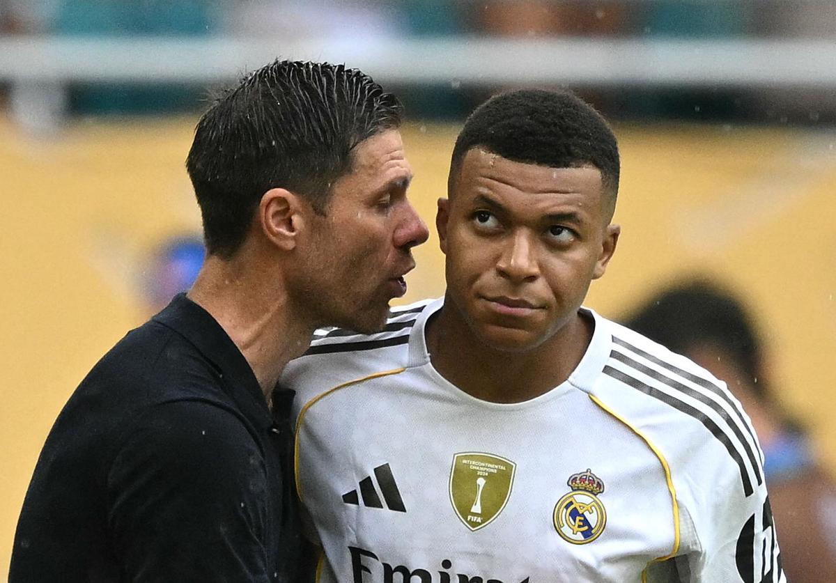 Xabi Alonso habla con Kylian Mbappé durante el partido de octavos que midió al Real Madrid con la Juventus.