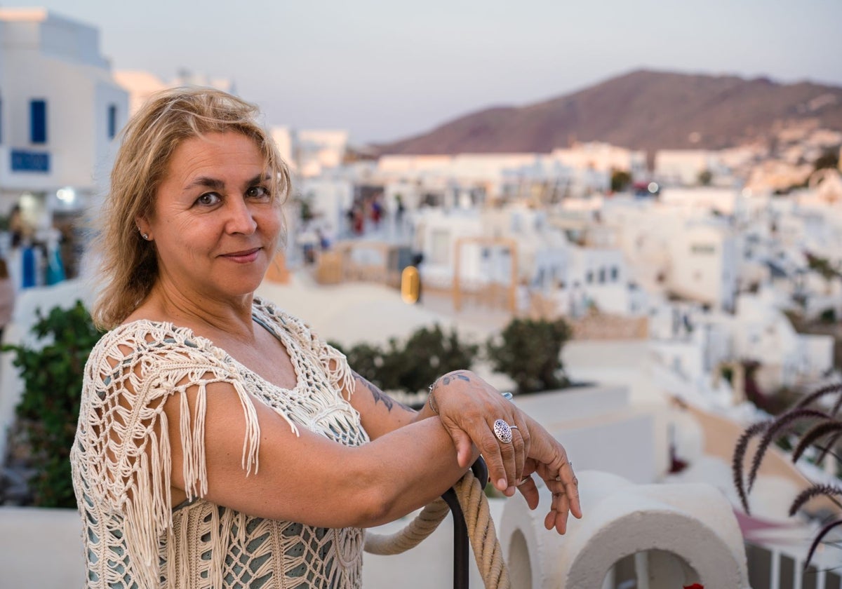 La escritora en Santorini, donde ha situado y presentado su nueva novela, 'Nuestro largo adiós'.