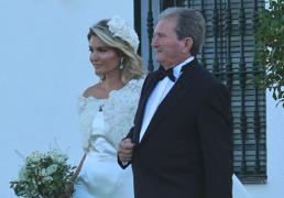 Todos los detalles del look de novia de Cristina Serrano: pendientes vintage, capa de tul y un original tocado en la cabeza