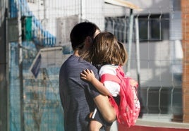 Un padre, tras recoger a su hija del colegio.