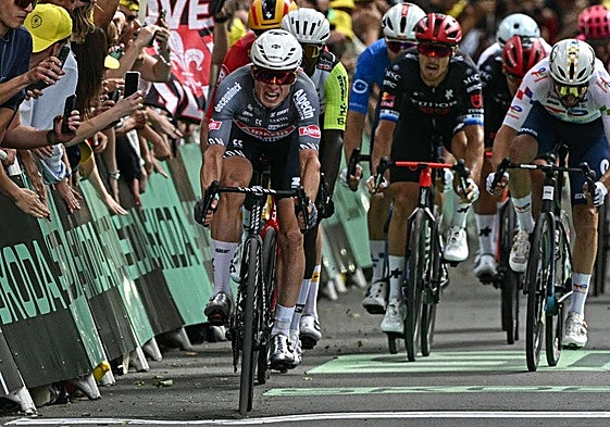 Jasper Philipsen se impone en el sprint de Lille.