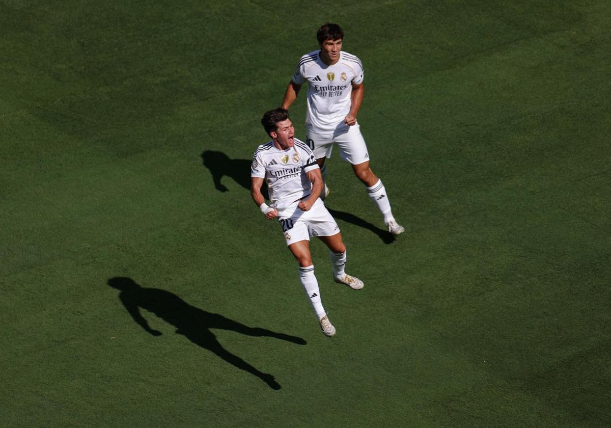 Fran García and Gonzalo celebrate the former's goal against Dortmund.