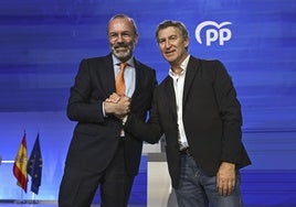 Feijóo saluda este s´ado a Mangfred Weber a su llegada al congreso del PP.