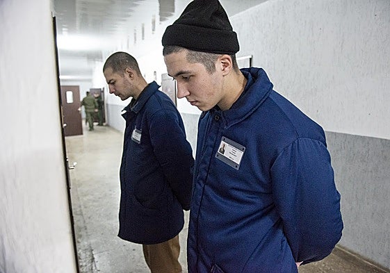 Semion Ivanov aguarda a ser entrevistado por este diario en la prisión ucraniana para soldados rusos.