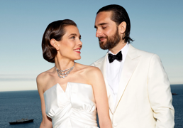 Así fue la doble boda de Carlota Casiraghi y Dimitri Rassam: collar de diamantes, móviles en la entrada y el novio en la piscina