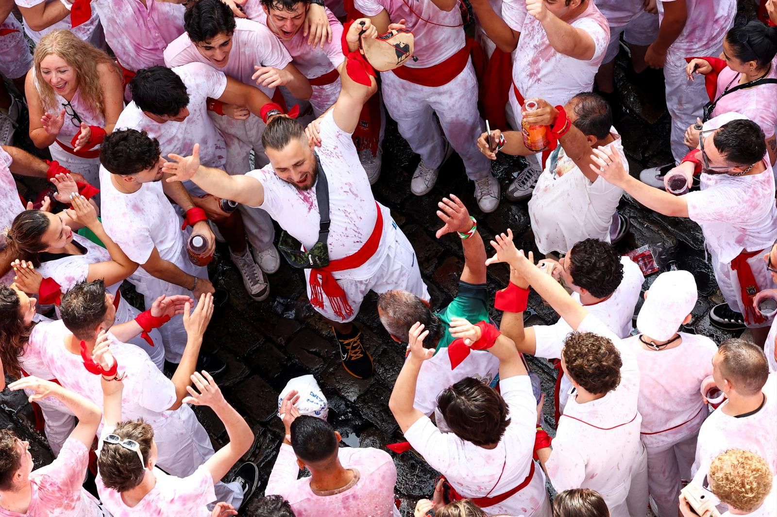 Este lunes, en el día grande, a las ocho de la mañana se celebrará el primero de los ocho encierros de los Sanfermines. Seis imponentes toros de Fuente Ymbro, hierro gaditano de encaste Domecq, recorrerán los 848,6 metros que separan los corrales de Santo Domingo de la plaza de toros de Pamplona.