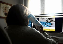 Una persona con obesidad busca información sobre medicamentos en internet.