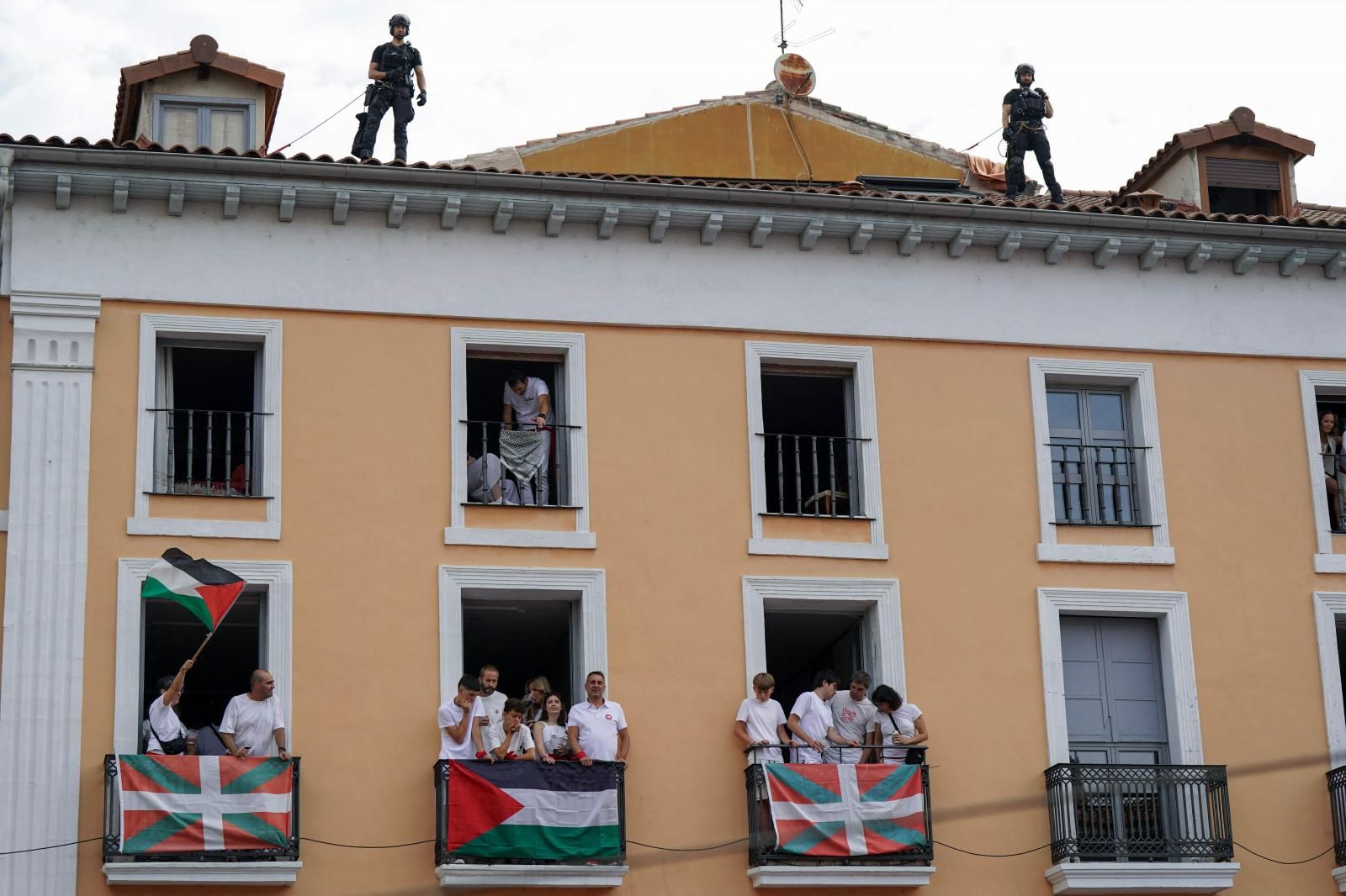 El tiempo ha sido cómplice en este arranque glorioso de San Fermín. Entre los balcones adornados, ondeaban algunas banderas palestinas, símbolo de solidaridad en un momento de máxima visibilidad.