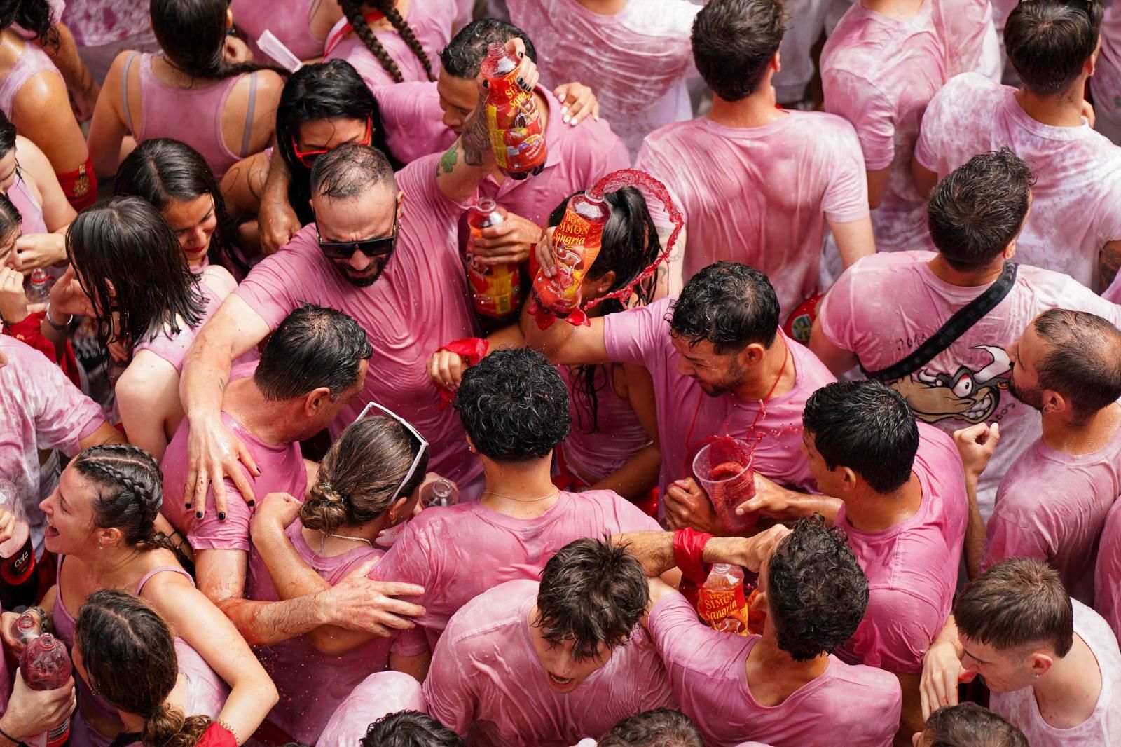 «Pamploneses, pamplonesas. Viva San Fermín. Iruindarrak Gora San Fermín» la marea blanca y roja, que abarrotaba la plaza desde horas antes, ha respondido al unísono al grito de «¡Viva!» y «¡Gora!». Han alzado los pañuelicos rojos en alto y la alegría se ha apoderado de ellos. Pamplona tiene ahora por delante más de doscientas horas de fiesta.
