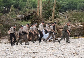 Equipos de rescate recuperan un cadáver junto al Río Guadalupe.