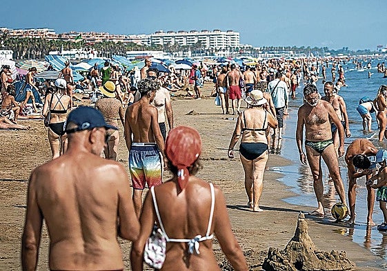 Una playa de Valencia saturada de turistas.