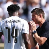 Xabi Alonso da instrucciones a Tchouaméni durante el Real Madrid-Borussia Dortmund.
