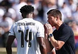 Xabi Alonso da instrucciones a Tchouaméni durante el Real Madrid-Borussia Dortmund.