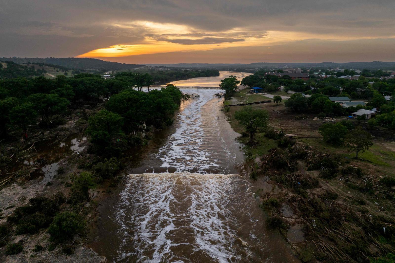 Las aguas todavía bajan crecidas al anochecer del tercer día después de las riadas.