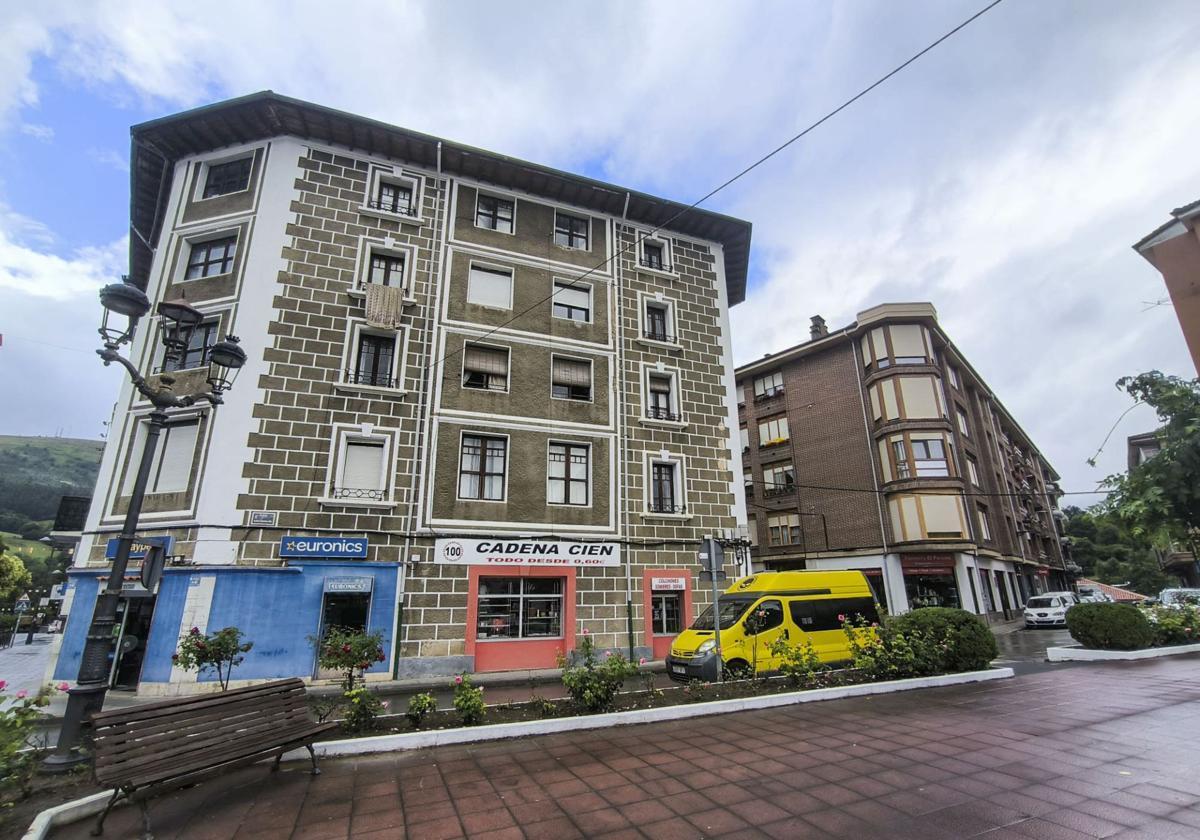 La mujer se encuentra en el interior del tercer piso del edificio de la imagen, ubicado junto a la Plaza de Los Jardines, donde hay una manta colgada.