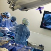Un equipo médico realiza una operación de trasplante de riñón.