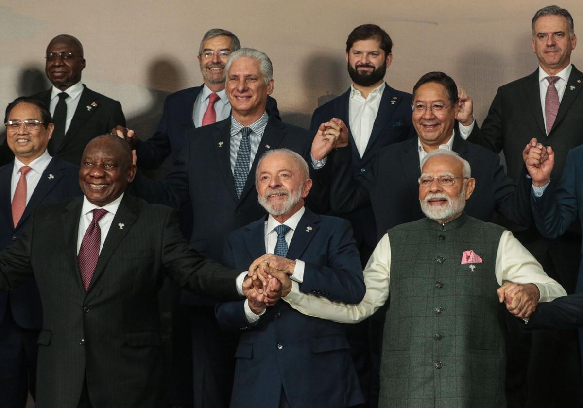 El presidente de Brasil, Luiz Inácio Lula da Silva, junto al primer ministro indio, Narendra Modi, y su homólogo sudafricano, Cyril Ramaphosa, en la cumbre de los BRICS.