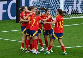 Las jugadoras de España celebran el gol de Mariona a Bélgica.