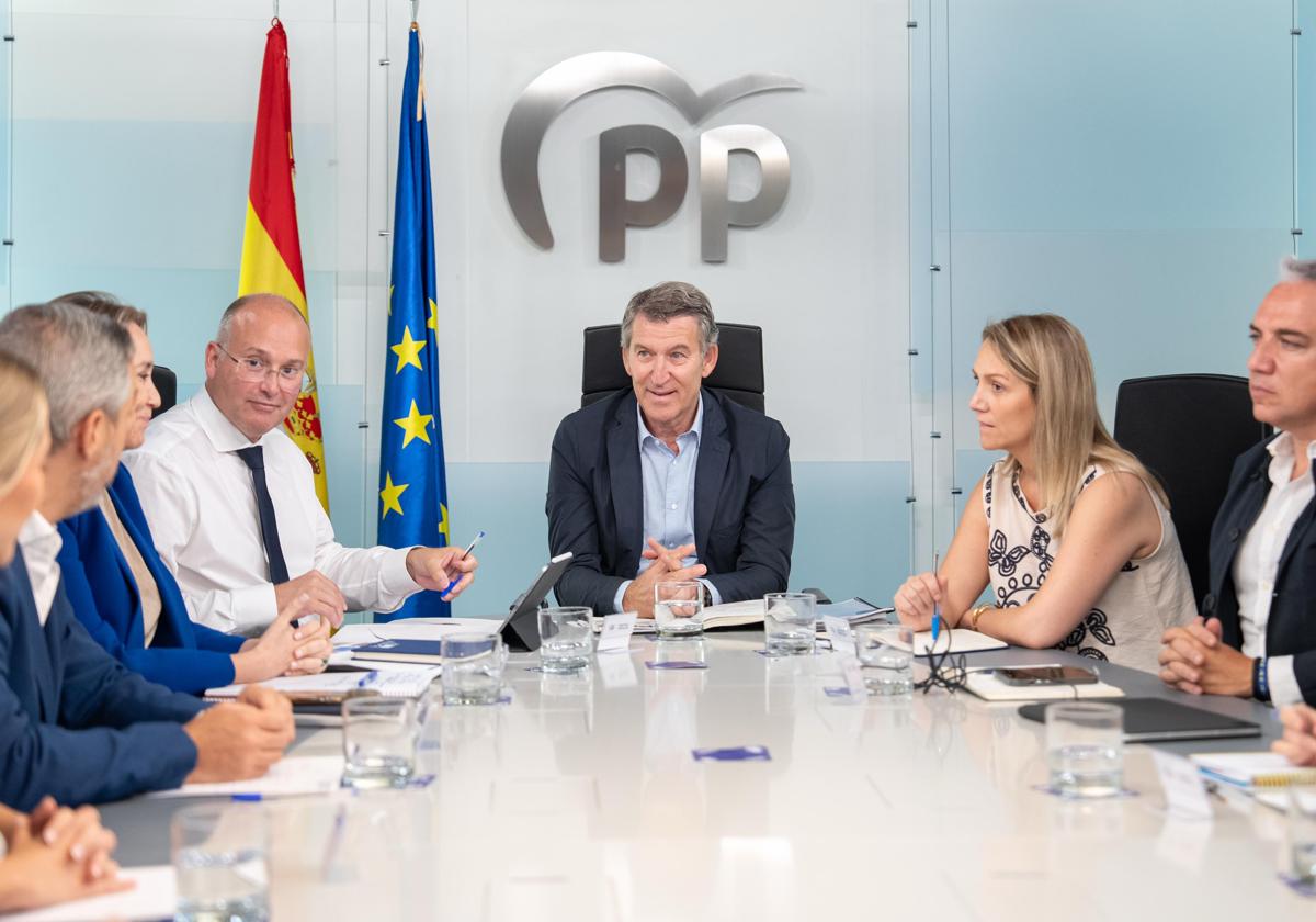 El PP sube la apuesta y compromete que Feijóo irá a elecciones si Vox pide entrar en el Gobierno