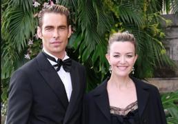 Marta Ortega arrasa en París con un espectacular look de gala: vestido negro y abrigo sastre