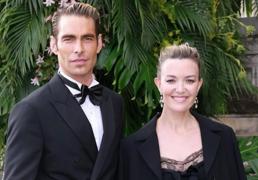 Marta Ortega arrasa en París con un espectacular look de gala: vestido negro y abrigo sastre